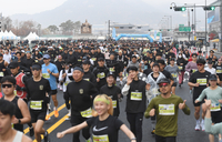 [포토] 광화문 광장 출발하는 러너들