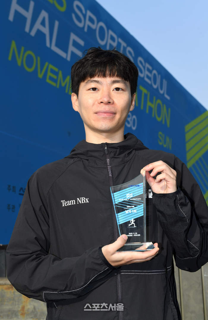 [포토]스포츠서울 하프마라톤, 남자 10km 1위 김준 씨