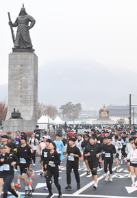 [포토] 이순신 장군 동상 지나는 러너들