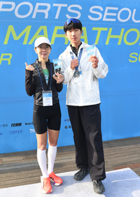 [포토]스포츠서울 하프마라톤, 1위 김은아-최범식 씨