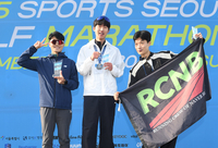 [포토]스포츠서울 하프마라톤, 수상에 기뻐하는 하프 코스 참가자들