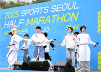 [포토] 스포츠서울 하프 마라톤 ‘축하 공연하는 싸이커스’