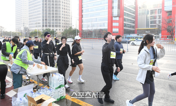 [포토] 물 마시는 러너들
