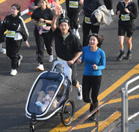 [포토] 아기와 함께 달리는 이색 참가자