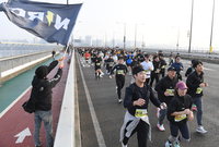 [포토] 응원 받으며 달리는 러너들