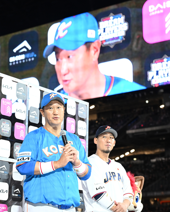 0일 일본 에스콘필드 홋카이도에서 열린 ‘한일 드림 플레이어즈 게임’에서 MVP에 선정된 이대호가 인터뷰를 하고 있다. 사진 | 공동취재단