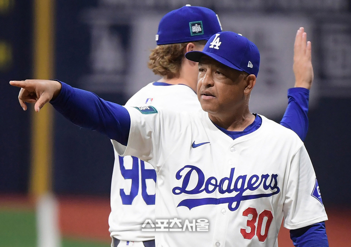 LA 다저스 데이브 로버츠 감독이 17일 서울 고척스카이돔에서 진행된 키움과 연습경기에서 14-3으로 승리한 뒤 키움 선수단을 가리키며 이야기를 하고 있다. 고척 | 박진업 기자 upandup@sportsseoul.com