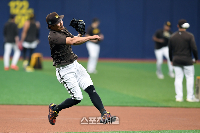 샌디에이고 김하성이 19일 서울 고척스카이돔에서 ‘MLB 월드투어 서울 시리즈’ 다저스와 개막전을 하루 앞두고 훈련을 하고 있다. 고척 | 박진업 기자 upandup@sportsseoul.com