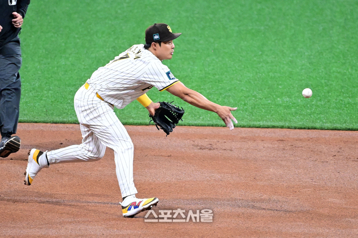 20일 오후 서울 고척스카이돔에서?‘MLB 월드투어 서울 시리즈’ 다저스와 샌디에이고의 개막 경기가 열렸다. 1회초 무사 1루에서 샌디에이고 김하성이 다저스 오타니의 유격수 땅볼 타구를 처리하고 있다. 고척 | 최승섭 기자 thunder@sportsseoul.com