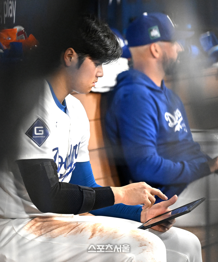 21일 오후 서울 고척스카이돔에서 ‘MLB 월드투어 서울 시리즈? LA 다저스와 샌디에이의 경기가 열렸다. LA 다저스 오타니 쇼헤이가 더그아웃에서 데이터를 확인하고 있다. 고척 | 최승섭 기자 thunder@sportsseoul.com