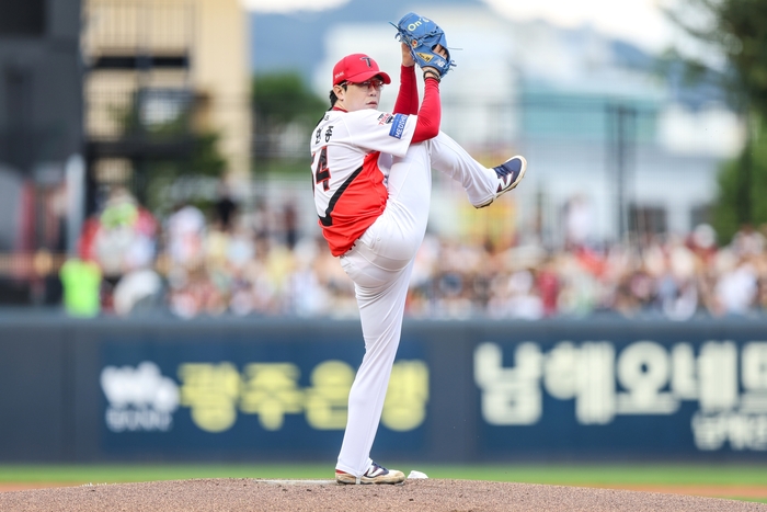 KIA 양현종이 20일 광주-기아 챔피언스 필드에서 열린 2025 KBO리그 NC와 경기에 선발 등판해 역투하고 있다. 1회 이우성을 삼진 처리하며 11시즌 연속 100삼진이라는 대기록을 작성했다. 사진 | KIA 타이거즈