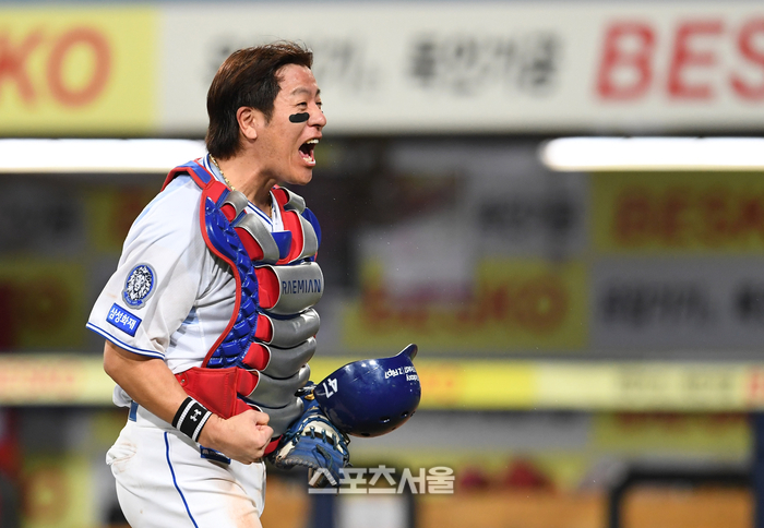 삼성 강민호가 대구삼성라이온즈파크에서 열린 2025 KBO리그 SSG와 준플레이오프 4차전에서 SSG에 5-2로 승리하며 3승 1패로 플레이오프 진출을 확정한 뒤 기뻐하고 있다. 대구 | 박진업 기자 upandup@sportsseoul.com