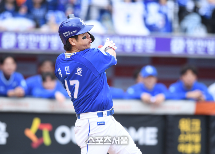 삼성 강민호가 대전 한화생명 볼파크에서 열린 2025 KBO 포스트시즌 플레이오프 1차전 한화와 경기 2회초 1사3루 희생타를 치고 있다. 대전 | 최승섭기자 thunder@sportsseoul.com