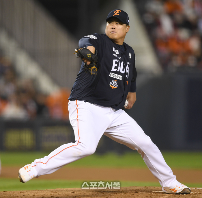 한화 선발투수 류현진이 서울 잠실구장에서 열린 2025 KBO 포스트시즌 한국시리즈 2차전 LG와 경기에서 역투하고 있다. 잠실 | 최승섭기자 thunder@sportsseoul.com