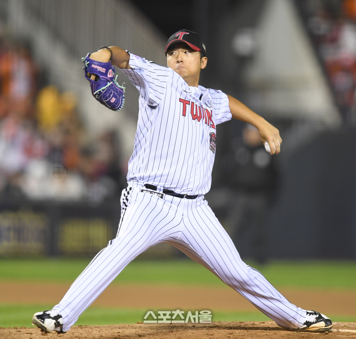 LG 투수 송승기가 27일 서울 잠실구장에서 열린 2025 KBO 포스트시즌 한국시리즈 2차전 한화와 경기 6회 역투하고 있다. 잠실 | 최승섭기자 thunder@sportsseoul.com