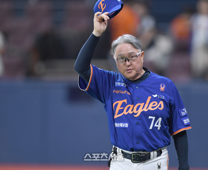 한화 김경문 감독이 27일 서울 고척스카이돔에서 열린 2025 KBO리그 키움과 경기 승리 후 관중에 인사를 하고 있다. 고척 | 최승섭기자 thunder@sportsseoul.com