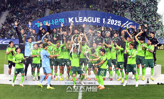 전북 현대의 주장 박진섭이 8일 전주월드컵경기장에서 열린 하나은행 K리그1 대전 하나 시티즌과 경기 후 진행된 우승 시상식에서 트로피를 들어오리며 동료들과 함께 기뻐하고 있다. 2025. 11. 8. 전주 | 박진업 기자 upandup@sportsseoul.com 