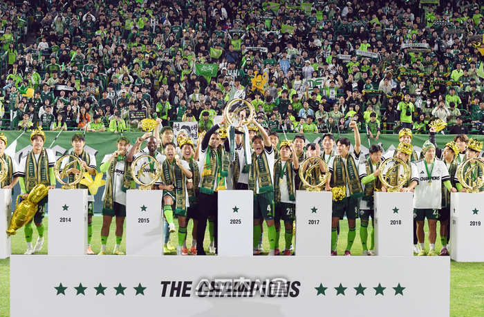 챔피언 전북, 베스트11 6명 ‘싹쓸이’ 송범근·홍정호·송민규·김진규·박진섭·강상윤 선정[K리그 시상식]