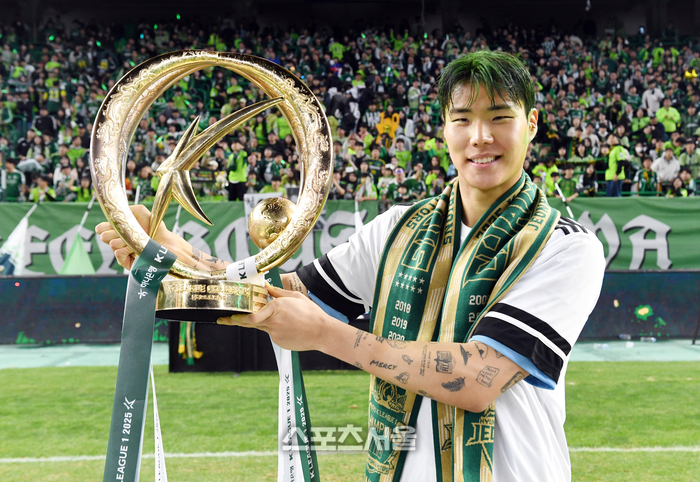 전북 현대의 골키퍼 송범근가 8일 전주월드컵경기장에서 열린 하나은행 K리그1 대전 하나 시티즌과 경기 후 진행된 우승 기념 행사에서 팬들 앞에서 트로피를 들고 기념촬영을 하고 있다. 2025. 11. 8. 전주 | 박진업 기자 upandup@sportsseoul.com 