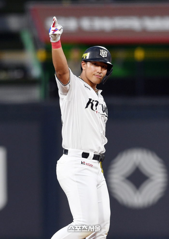 KT 안현민이 2일 수원케이티위즈파크에서 열린 2025 KBO리그 키움과 경기 5회말 2사 1루 상황에서 키움 선발 하영민을 상대로 1타점 적시타를 친 뒤 세리머니를 하고 있다. 수원 | 박진업 기자 upandup@sportsseoul.com