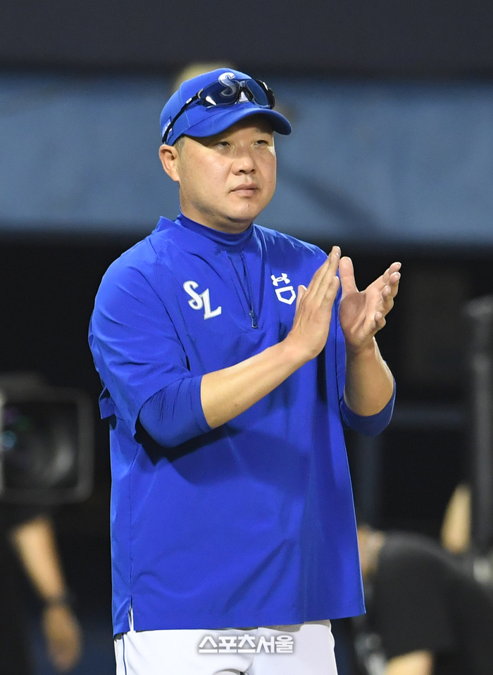 삼성 박진만 감독이 3일 잠실구장에서 열린 2025 KBO리그 두산과 경기에서 6-4로 역전승을 거둔 뒤 선수들에게 박수를 보내고 있다. 잠실 | 박진업 기자 upandup@sportsseoul.com