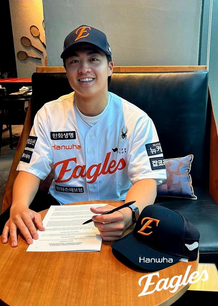 한화가 아시아쿼터 선수로 NPB 라쿠텐 소속이던 왕옌청과 연봉 10만 달러에 계약했다. 사진 | 한화 이글스