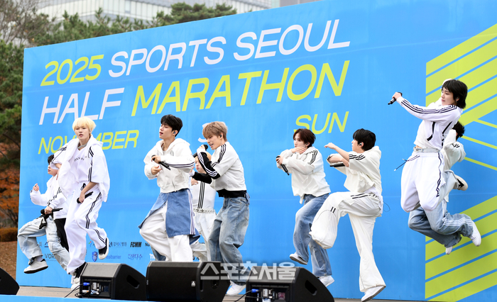 ‘2025 스포츠서울 하프마라톤’이 30일 서울 도심에서 열렸다. 그룹 싸이커스가 축하공연을 하고 있다. 2025. 11. 30. 최승섭기자 thunder@sportsseoul.com 