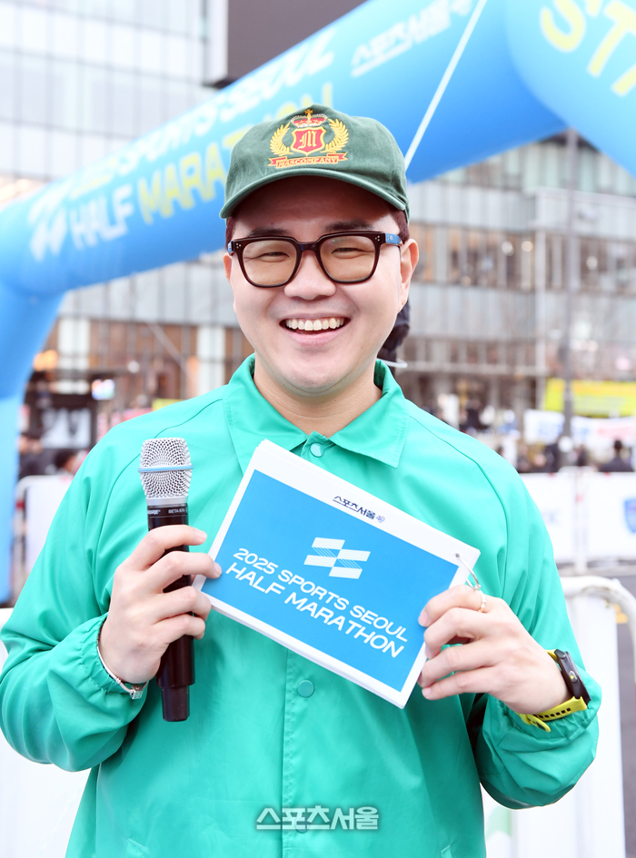 30일 서울 도심 일대에서 열린 ‘2025 스포츠서울 하프마라톤’에서 MC를 맡은 개그맨 김승진이 취재진을 향해 포즈를 취하고 있다. 2025. 11. 30. 박진업 기자 upandup@sportsseoul.com 