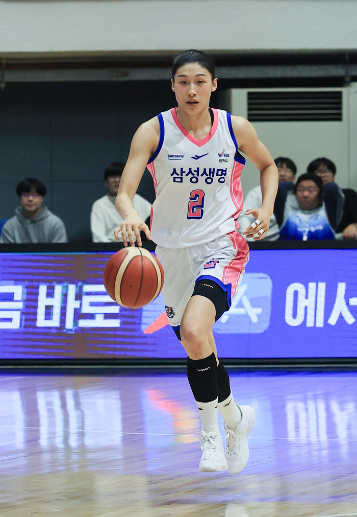 이해란이 드리블을 하고 있다. 사진 | WKBL