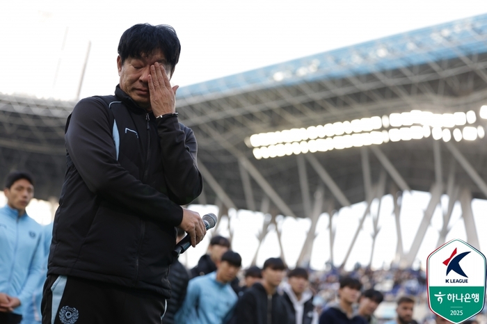 김병수 감독이 눈물을 흘리고 있다. 사진 | 한국프로축구연맹