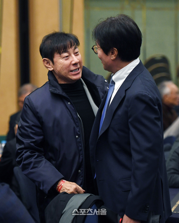 [포토]황선홍 감독과 인사 나누는 신태용 전 감독