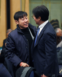 [포토]황선홍 감독과 인사 나누는 신태용 전 감독