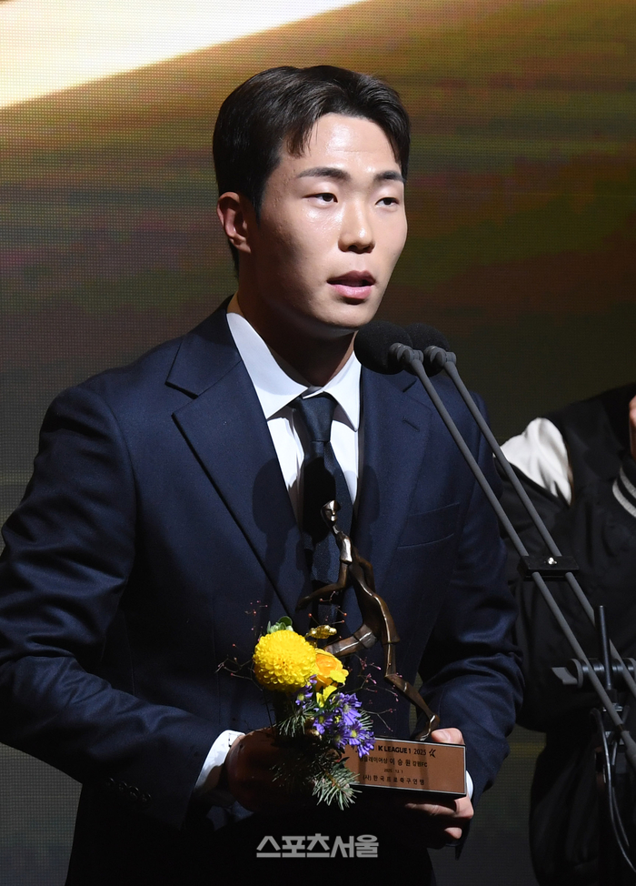 [포토]K리그1 영플레이어상 수상하는 강원FC 이승원