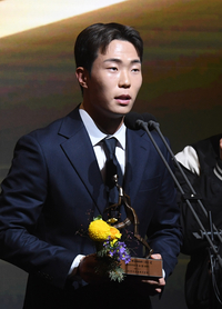 [포토]K리그1 영플레이어상 수상하는 강원FC 이승원