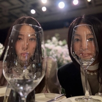 ‘하객룩보다 빛난 장난끼’…황신혜·이진이, 와인잔도 못가린 미모?