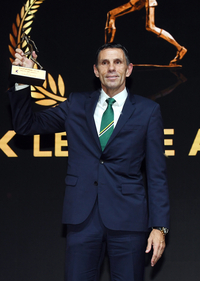 [포토]감독상 트로피 들어올리는 전북 거스 포옛 감독