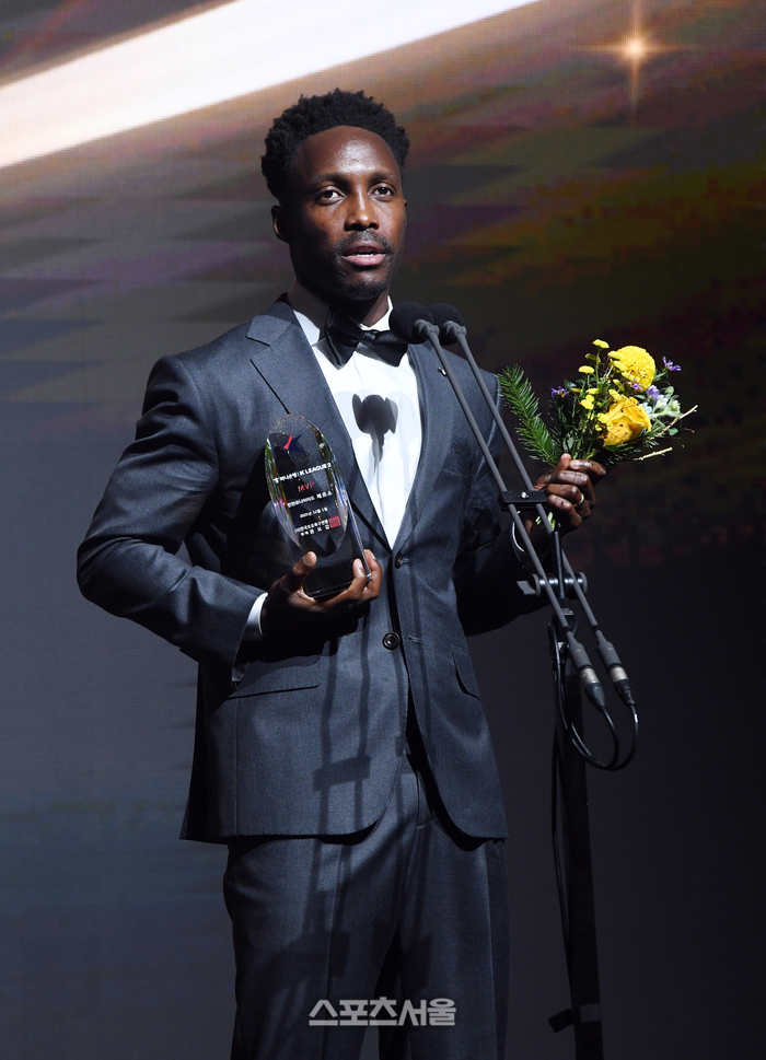 [포토]K리그2 MVP 수상 소감 밝히는 인천 제르소