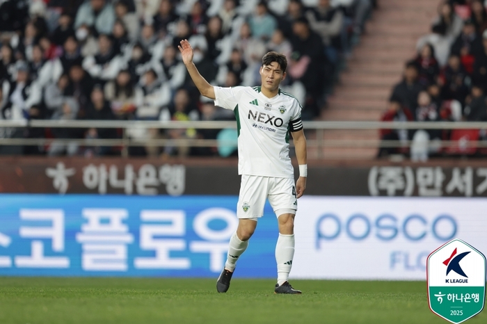 전북의 ‘우승+최소 실점’ 이끈 MVP 후보 박진섭 “조기 우승 말처럼 쉽지 않아, 조금은 기대”[K리그 시상식]