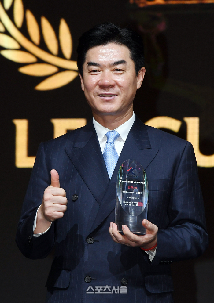 최초 1·2부 감독상 영예, 인천 윤정환 감독 “한국에서 우승·새 코칭스태프와 만든 결과라 뜻깊다”[K리그 시상식]