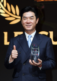 [포토]인천 윤정환 감독, K리그2 최고의 감독에!