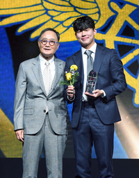 [포토]인천 박승호, K리그2 영플레이어상
