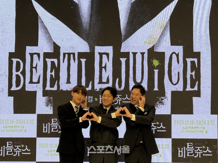 1일 뮤지컬 ‘비틀쥬스’ 프레스콜에서 주역 (왼쪽부터) 김준수, 정원영, 정성화가 단체 사진을 촬영하고 있다. 사진 | 표권향 기자 gioia@sportsseoul.com