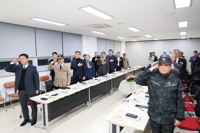 12월 1일 원주시 통합보훈회관에서 권오을 국가보훈부 장관과 관내 보훈 단체장 간담회에서 참석자들이 국민의례를 하고 있다. 사진|원주시청