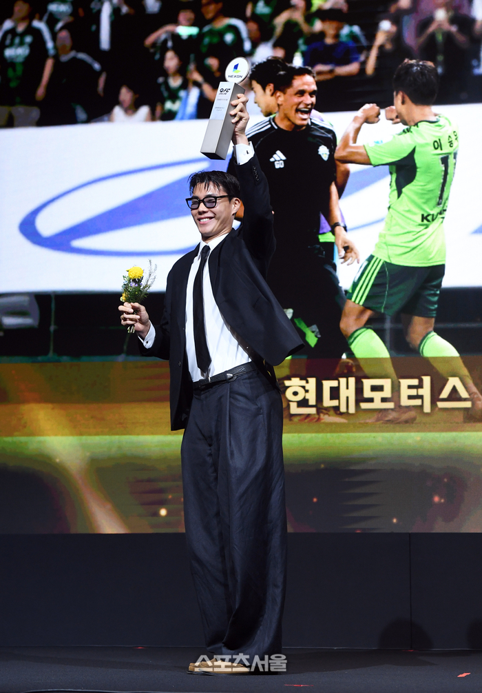 [포토]이승우 대신 수상한 전북 송범근, “잘 전달할게요!”