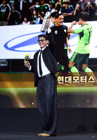 [포토]이승우 대신 수상한 전북 송범근, “잘 전달할게요!”