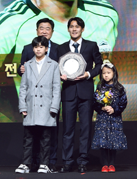 [포토]K리그 대상 시상식, 공로상 수상하는 전북 최철순