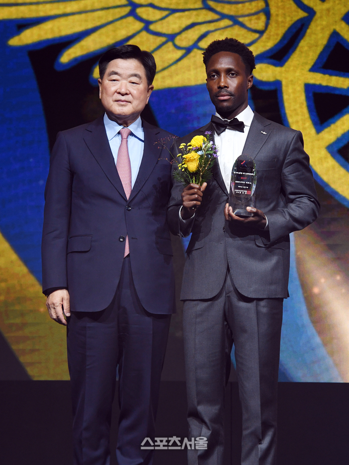 [포토]K리그2 MVP로 선정된 인천 제르소