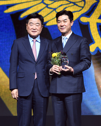 [포토]K리그2 감독상 수상하는 인천 윤정환 감독