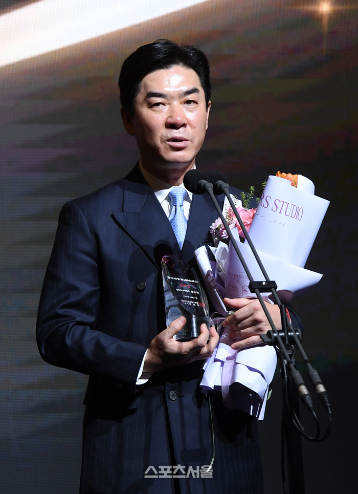 1년 만에 인천 ‘승격’ 이끈 윤정환 감독, 최초 1·2부 감독상 영예…MVP 제르소, 베스트11 인천 ‘6명’ 배출[K리그1 시상식]