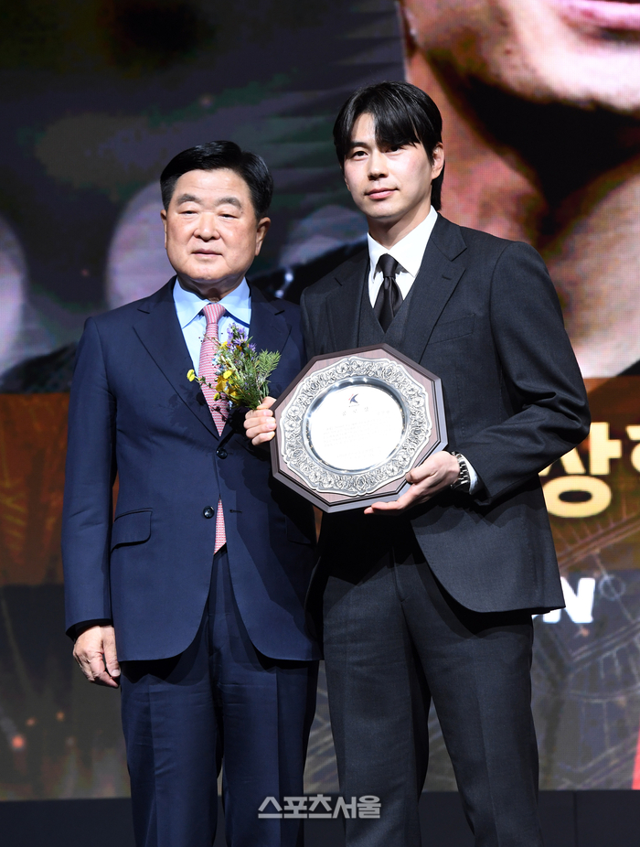 [포토]공로상 수상하는 FC서울 임상협